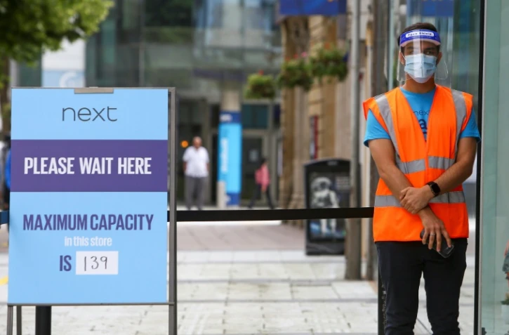 Un employé dans un magasin à Cardiff le 22 juin 2020