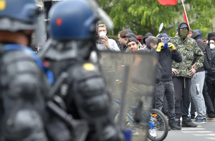 Policiers face aux manifestants le 28 juin 2016 à Nantes
