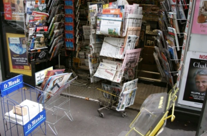 Journaux dans un kiosque le 9 septembre 2005 à Paris