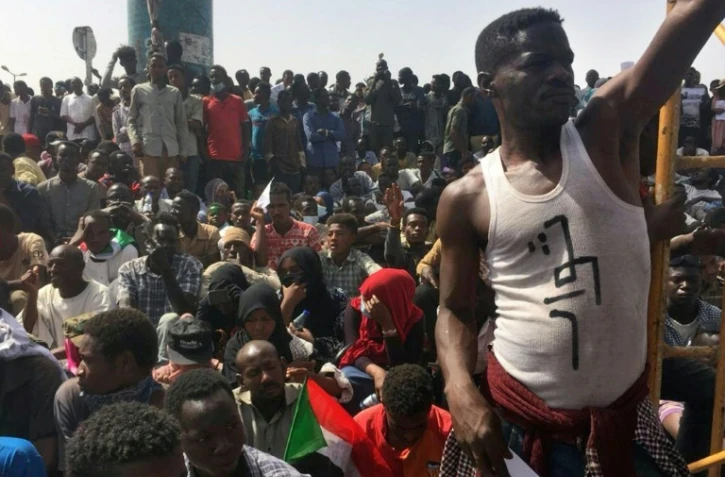 Des manifestants soudanais à Khartoum, le 12 avril 2019