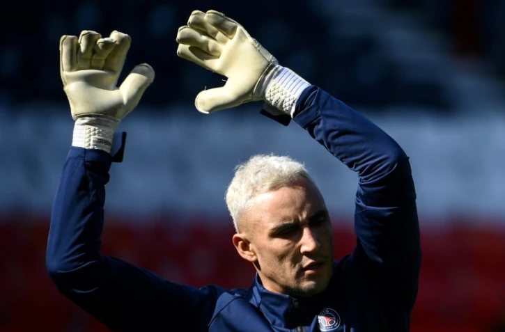 Keylor Navas le gardien du PSG s'échauffe au Parc des Princes, le 3 avril 2021.