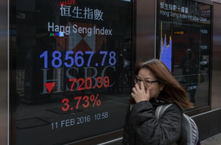 Un panneau devant une banque montre l'évolution baissière de l'indice Hang Sang à Hong Kong le 11 février 2016