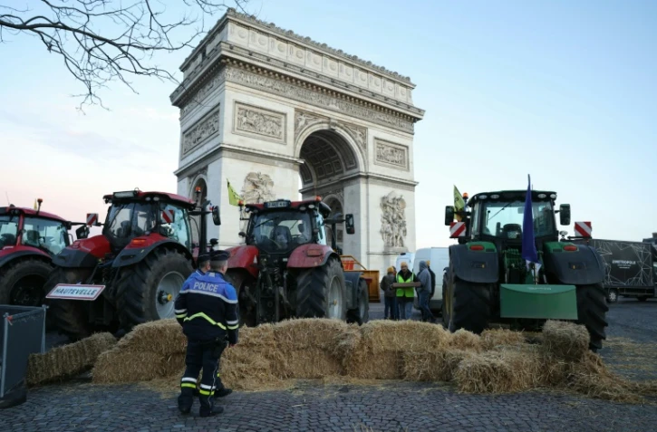 Des bottes de foin sont deversées devant l'Arc de Triomphe vendredi 1er mars 2024 dans une opération coup de poing menée par la Coordination rurale