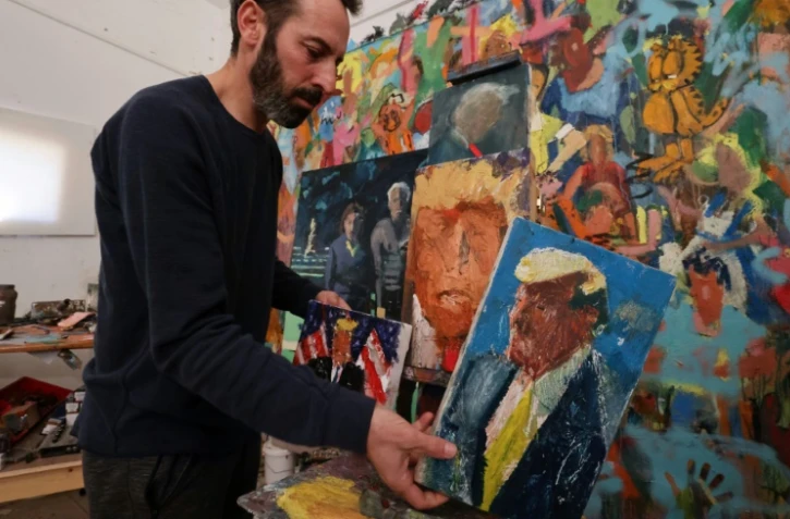 Le peintre israélien Iddo Markus a créé 120 portraits de l'ex-président américain Donald Trump, le 22 janvier 2021 à Haïfa.