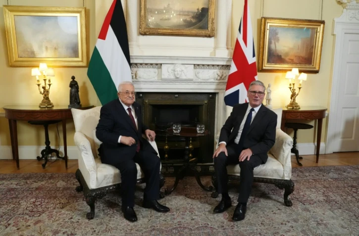 Le Premier ministre britannique Keir Starmer (d) et le président palestinien Mahmoud Abbas lors de leur rencontre au 10 Downing Street, le 8 septembre 2025 à Londres