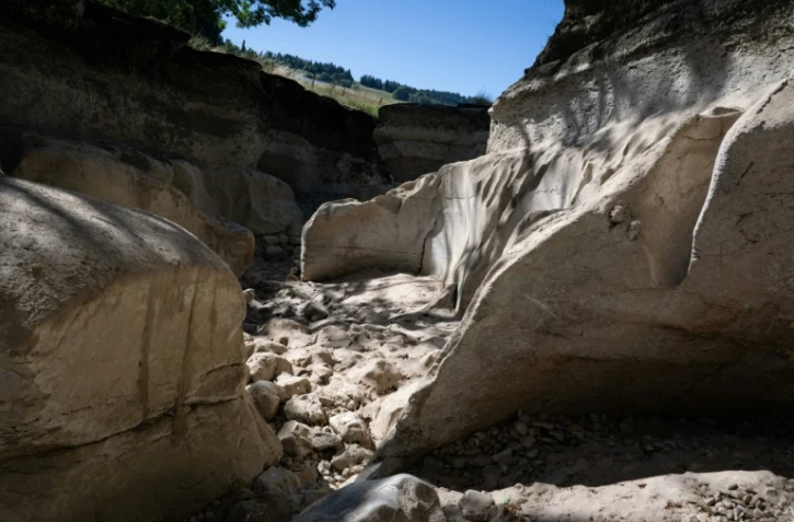 Le lit asséché de la rivière Doubs à Ville-du-Pont, le 9 juillet 2026 dans le Doubs