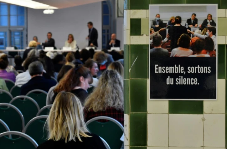 Des personnes assistent à une réunion de la "Commission Independante sur l'Inceste et les Violences Sexuelles faites aux Enfants" (Ciivise), le 21 septembre 2022 à Paris