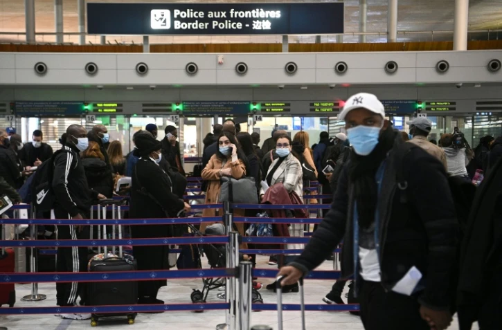 Des voyageurs font la queue devant la police des frontières pour montrer leurs documents les autorisant à voyager, le 1er février 2021 à l'aéroport de Roissy