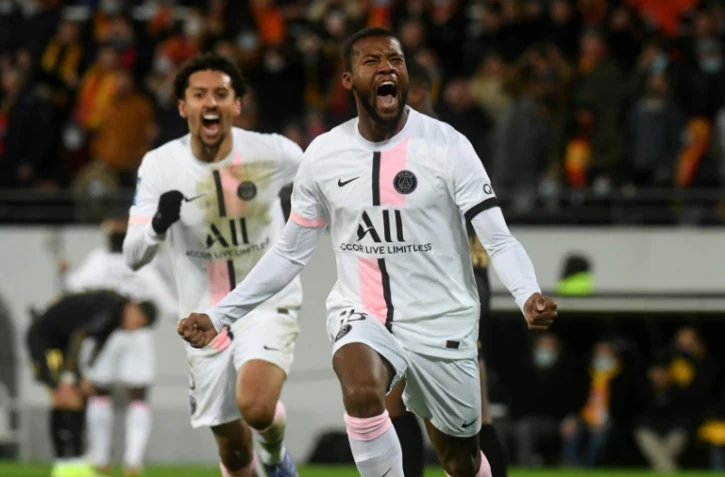 Le milieu néerlandais du Paris Saint-Germain Georginio Wijnaldum célèbre le but de l'égalisation à Lens en L1 le 4 décembre 2021