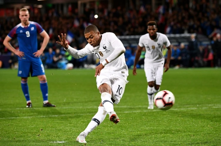 L'attaquant Kylian Mbappé (c), en marquant notamment un penalty, avait fait une entrée décisive lors du dernier match contre l'Islande (2-2), le 11 octobre 2018 à Guingamp