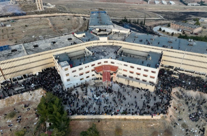 Vue aérienne de la foule rassemblée aux abords de la prison de Saydnaya à Damas, le 9 décembre 2024.