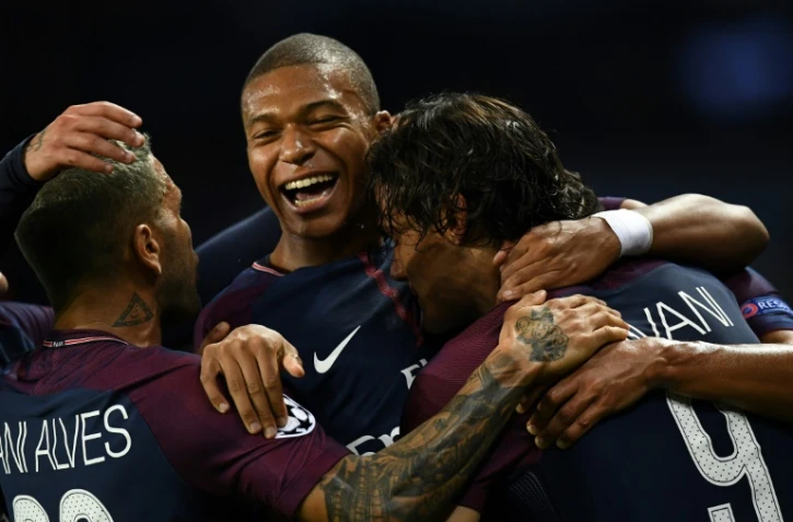Dani Alves, Kylian Mbappé et Edinson Cavani fêtent un but face au Bayern Munich, au Parc des Princes le 27 septembre 2017 