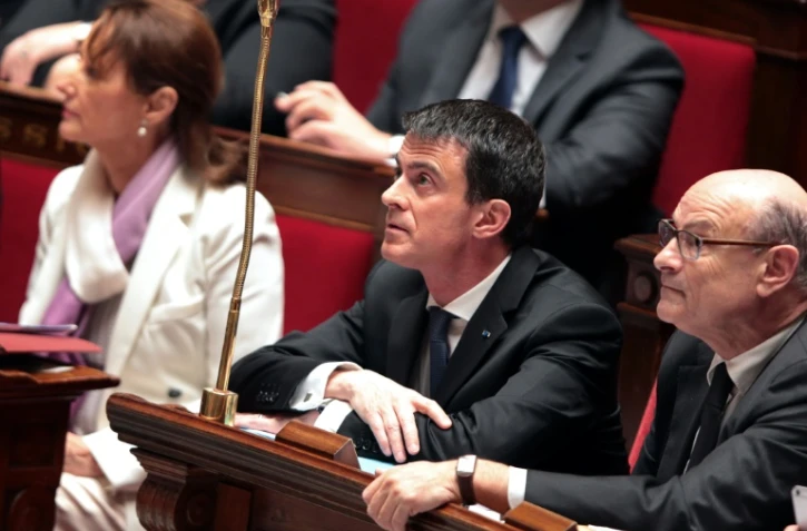 Le Premier ministre français Manuel Valls (centre) à l'Assemblée nationale à Paris, le 2 mars 2016