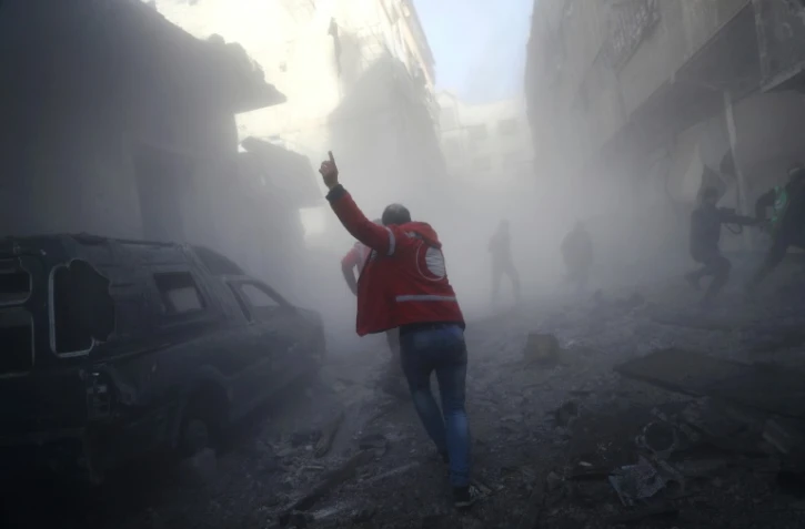 Un membre du Croissant rouge après des bombardements dans un quartier rebelle de Douma, à l'est de Damas, le 19 février 2017