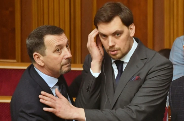 Le Premier ministre ukrainien Oleksiï Gontcharouk (d) au Parlement à Kiev, le 17 janvier 2020