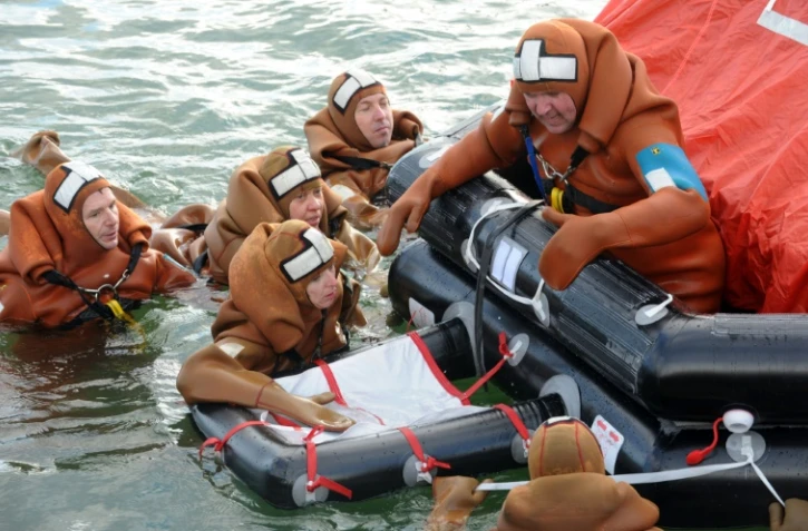 Des membres de Médecins du Monde participent le 11 février 2016 dans le port de Concarneau, en Bretagne, à une formation accélérée de secours en mer