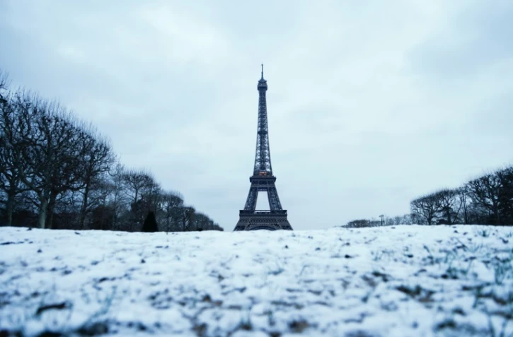 Le Champ de Mars sous la neige à Paris, le 9 janvier 2024