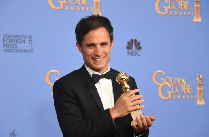 Gael Garcia Bernal pose après avoir reçu l'Oscar du meilleur acteur de  série dans la catégorie comédie pour son rôle dans "Mozart In The Jungle" le 20 janvier 2015 à Beverly Hills
