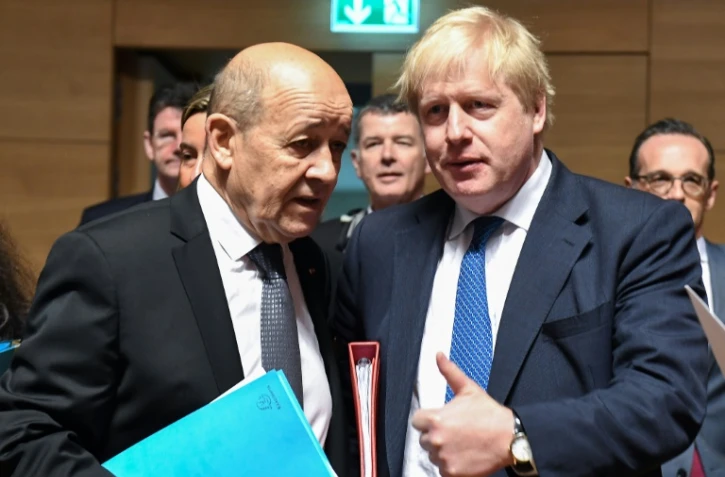 Le ministre français des Affaires étrangères Jean-Yves Le Drian (g) et son homologue britannique Boris Johnson, le 16 avrli 2018 à Luxembourg