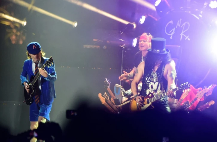 Le guitariste d'AC/DC  Angus Young (g) et le chanteur Axl Rose (c) à Indio en Californie, le 16 avril 2016