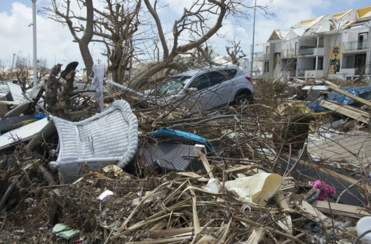 Une voiture dans les arbres au bord d'une plage de l'île française de Saint-Martin dans la Caraïbes, le 16 septembre 2017