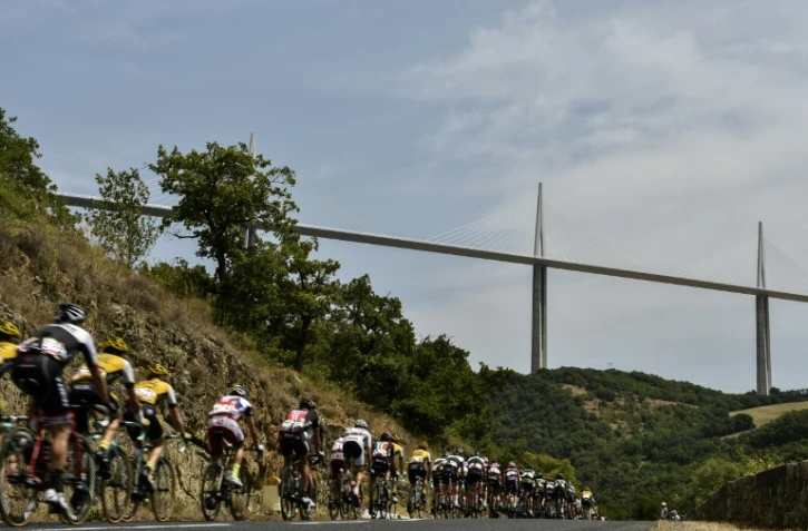 Le peloton du Tour de France près du viaduc de Millau, le 18 juillet 2015  
