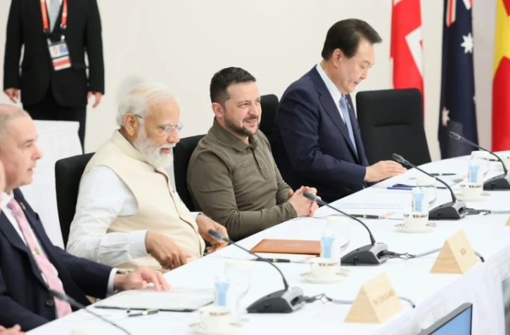 Le Premier ministre indien Narendra Modi (G), le président ukrainien Volodymyr Zelensky (C) et le président sud-coréen Yoon Suk Yeol (D) lors du sommet du G7 à Hiroshima le 21 mai 2023
