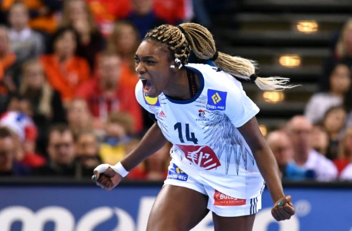 La rage de la Française Kalidiatou Niakaté après un but face à la Norvège en final du Mondial de hand féminin, le 17 décembre 2017 à Hambourg