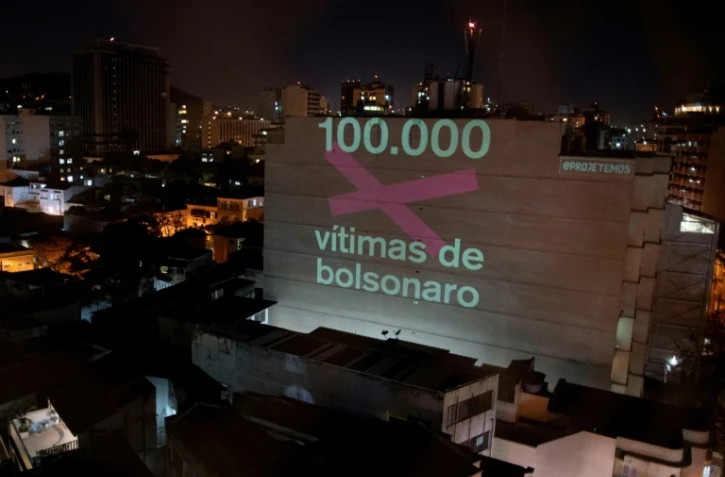 Projection lumineuse sur un mur dans un quartier de Rio de Janeiro, le 8 août 2020 du nombre de 100.000 morts "victimes de Bolsonaro"