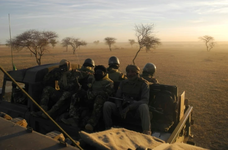 Des soldats maliens patrouillent le 2 novembre 2017 au Mali.
