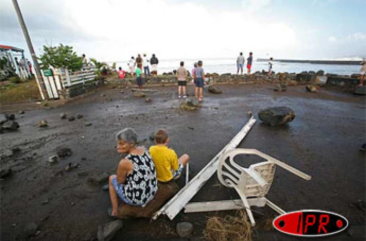 Dimanche 13 mai 2007 -

Une forte houle générant des vagues de 10 métres a déferlé sur les côres Ouest et Sud dévastant tout sur son passage