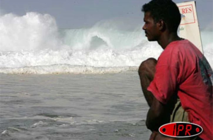 Dimanche 13 mai 2007 -

Une forte houle générant des vagues de 10 métres a déferlé sur les côres Ouest et Sud dévastant tout sur son passage