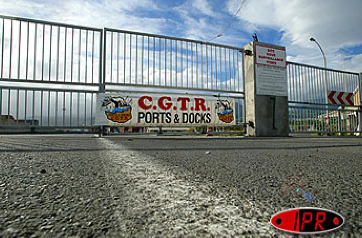À l'appel de la CGTR ports et docks, les dockers sont en grève depuis ce mercredi 7 mai 2003 au matin. Les pilotes de remorqueurs se sont associés au mouvement. Après le fret aérien, c'est maintenant toute l'activité portuaire qui est paralysée
