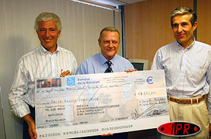 Jeudi 18 mars 2004SFR a remis un chèque à la Croix-Rouge