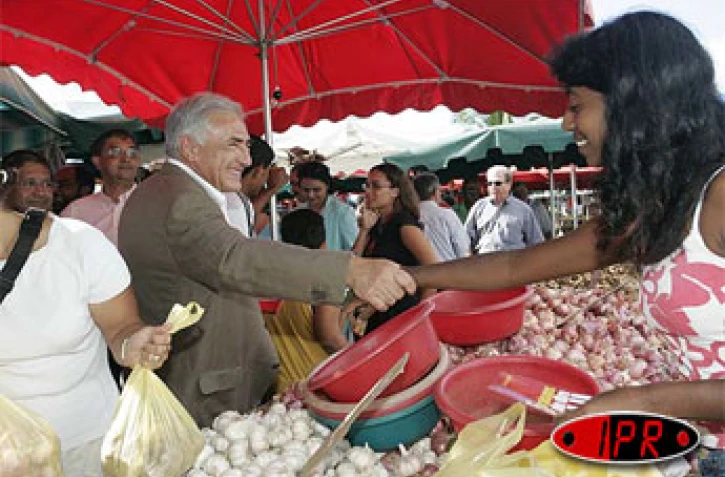 Vendredi 6 mai 2005 -

Dominique Stauss-Kahn (PS) en campagne à La Réunion pour le &quot;oui&quot; à la constitution européenne