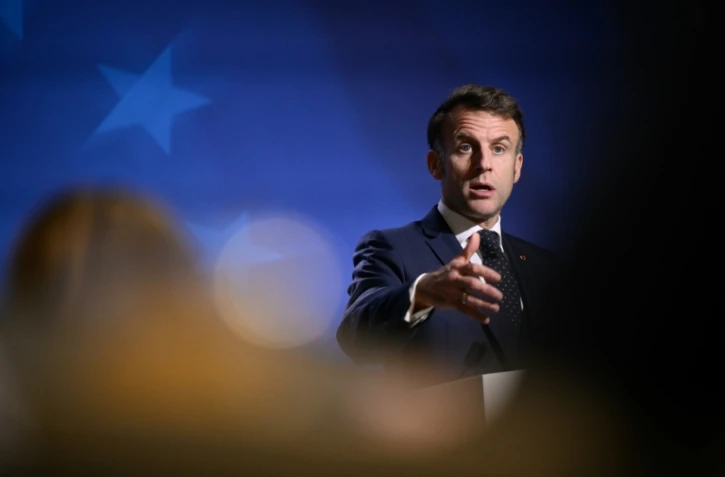 Emmanuel Macron s'exprime lors d'une conférence de presse après la réunion du Conseil européen à Bruxelles, en Belgique, le 19 décembre 2025