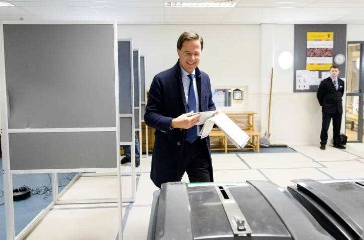 Le Premier ministre néerlandais Mark Rutte vote lors d'élections provinciales, le 20 mars 2019 à La Haye