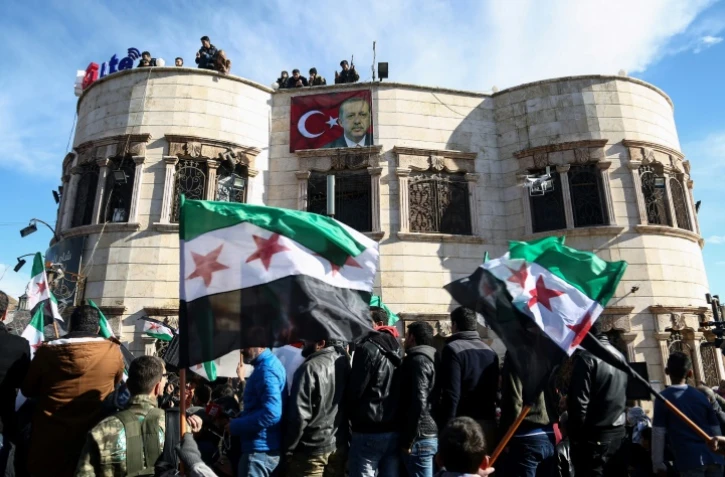 Des Syriens rassemblés à Azaz en soutien aux opérations militaires turques contre les positions de la milice kurde des Unités de protection du peuple (YPG), le 19 janvier 2018 