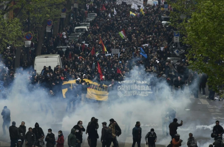 Des heurts entre policiers et manifestants en marge d'une manifestation contre la loi travail à Paris, le 28 avril 2016