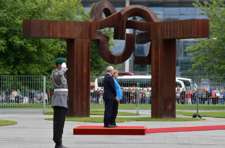 La chancelière allemande Angela Merkel et le Premier ministre finlandais Antti Rinne écoutent les hymnes nationaux des deux pays à la chancellerie à Berlin, le 10 juillet 2019. A cette occasion, Mme Merkel a de nouveau été prise de tremblements