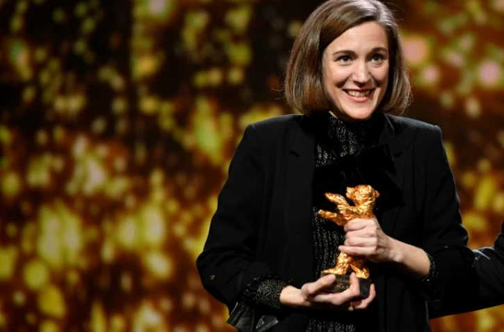 La cinéaste espagnole Carla Simón reçoit l'Ours d'or pour son film "Alcarras" lors de la 72e Berlinale, le 16 février 2022 à Berlin