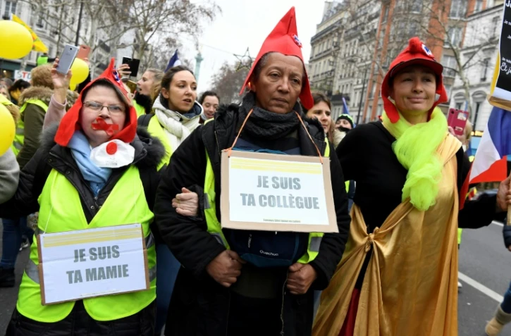 Des femmes "gilets jaunes" défilent dans les rues de Paris, le 6 janvier 2019