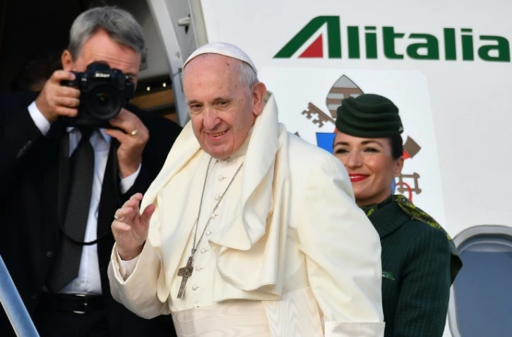 Le pape François embarque pour l'Irlande, à l'aéroport de Fiumicino en Italie, le 25 août 2018