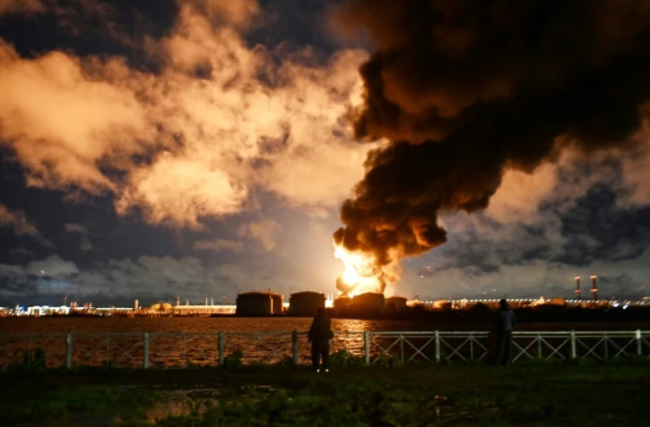 Un terminal pétrolier en flammes à Saint-Pétersbourg après des attaque de drones ukrainiens, le 18 octobre 2026 en Russie