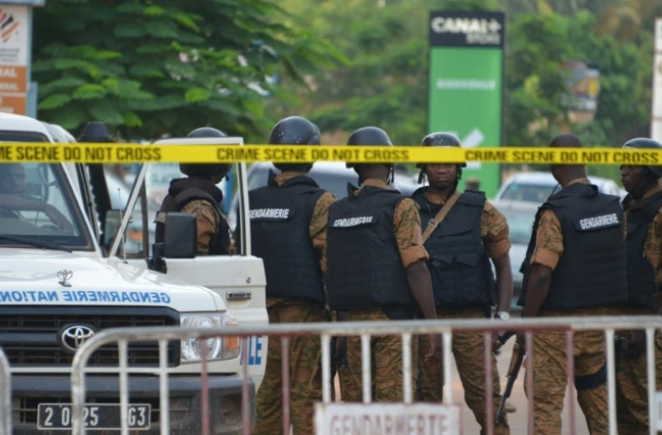 La police patrouille à Ouagadougou, après une attaque terroriste qui a visé un café-restaurant, le 14 août 2017