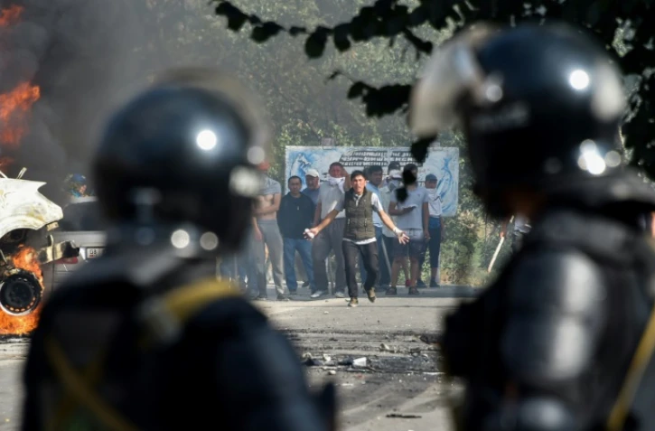 Affrontement entre les partisans de l'ancien président Almazbek Atambaïev et les forces de l'ordre dans le village de Koi-Tash, près de Bichkek, le 8 août 2019 au Kirghizstan