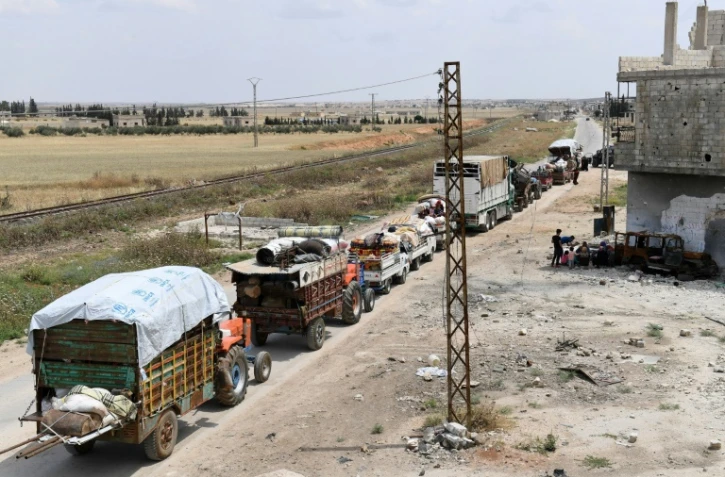 Un convoi de camions transportant des familles syriennes déplacées, le 1er juin 2018 à Abu az Zuhur, dans la province d'Idleb