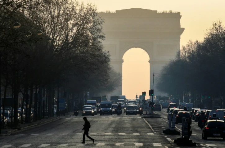 Des véhicules circulent sur l'avenue des Champs-Élysées le 23 janvier 2017