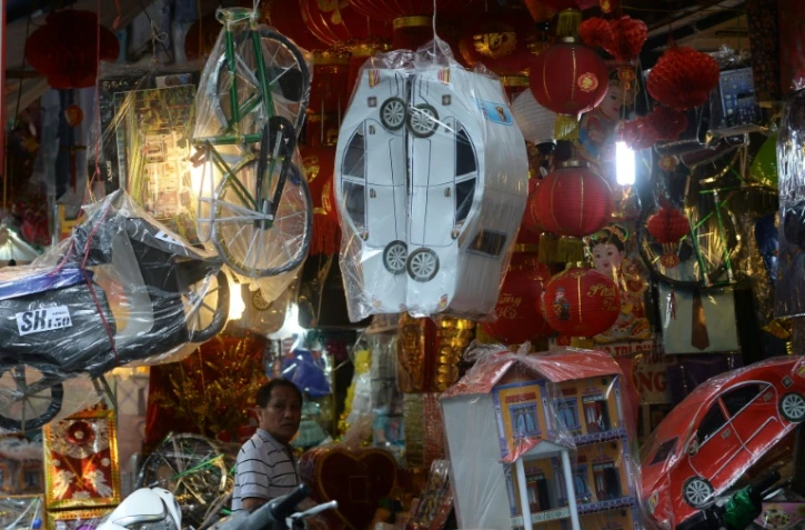Des reproductions de voitures et de motos en papier dans un magasin à Hanoï, le 16 août 2016