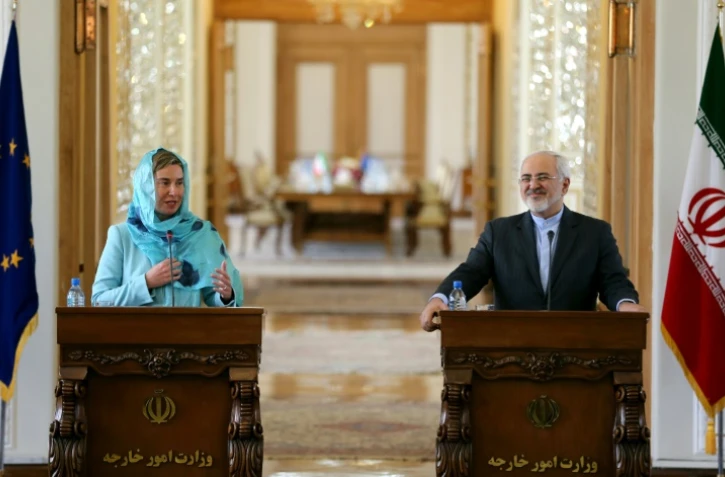 Le ministre iranien des Affaires étrangères Mohammad Javad Zarif (d) et son homologue européenne  Federica Mogherini, lors d'une conférence de presse à Téhéran, le 16 avril 2016